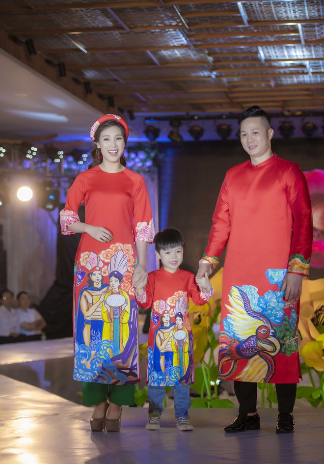 Con gái 20 tháng tuổi của Hồng Quế diện áo dài đáng yêu, chững chạc theo mẹ chạy show - Ảnh 11.