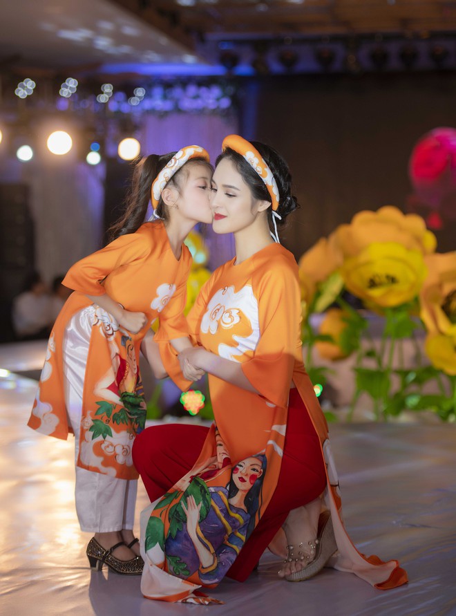 Con gái 20 tháng tuổi của Hồng Quế diện áo dài đáng yêu, chững chạc theo mẹ chạy show - Ảnh 9.