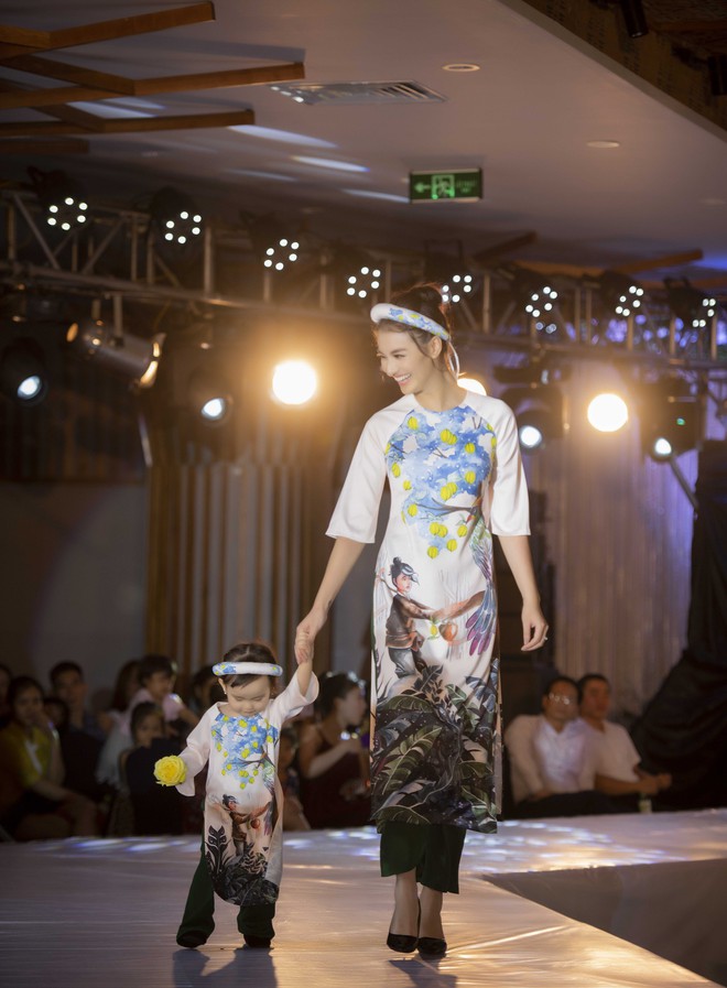 Con gái 20 tháng tuổi của Hồng Quế diện áo dài đáng yêu, chững chạc theo mẹ chạy show - Ảnh 13.