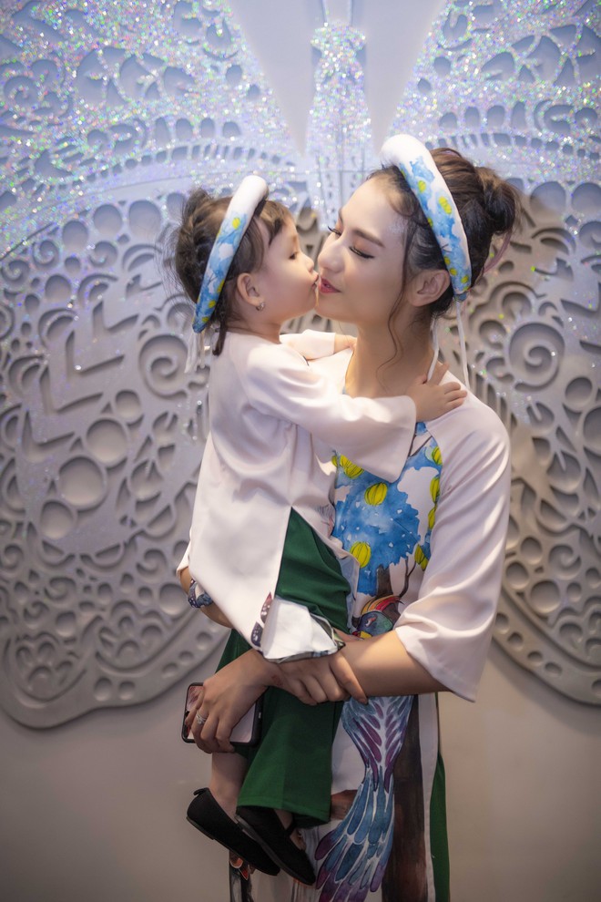 Con gái 20 tháng tuổi của Hồng Quế diện áo dài đáng yêu, chững chạc theo mẹ chạy show - Ảnh 2.
