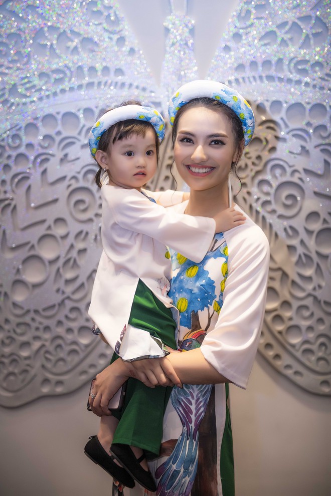 Con gái 20 tháng tuổi của Hồng Quế diện áo dài đáng yêu, chững chạc theo mẹ chạy show - Ảnh 1.