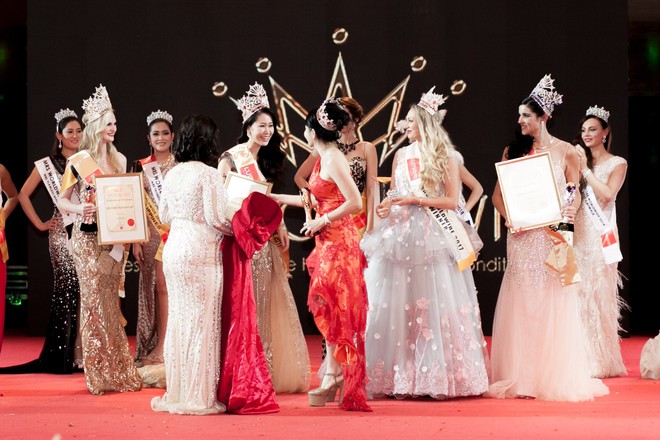 U40 Dương Thùy Linh đăng quang Mrs Worldwide 2018 - Ảnh 1.