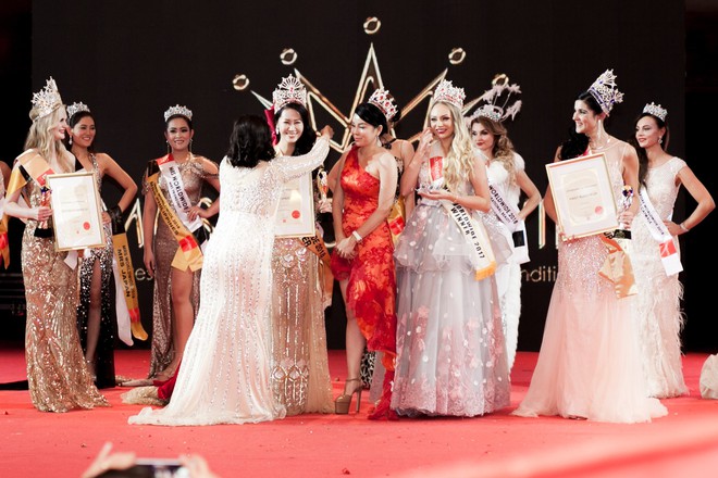 U40 Dương Thùy Linh đăng quang Mrs Worldwide 2018 - Ảnh 2.