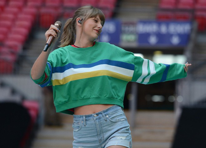 Taylor Swift giấu nhẹm được chiếc bụng đẫy đà nhờ chiếc denim shorts vi diệu có giá chưa đến 2 triệu VNĐ này - Ảnh 1.