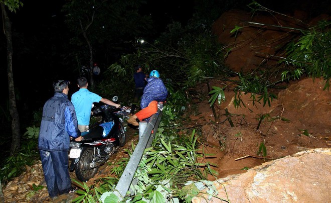 Lào Cai: Hơn 3000 khối đất đá sạt lở đổ xuống Quốc lộ 4D, giao thông tê liệt hoàn toàn - Ảnh 3.