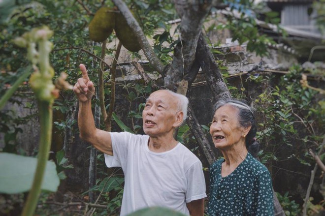 Phát sốt với bộ ảnh ai xem cũng mê: Ông rửa tay, chải tóc, đọc truyện... cho bà tình đến thế này! - Ảnh 8.