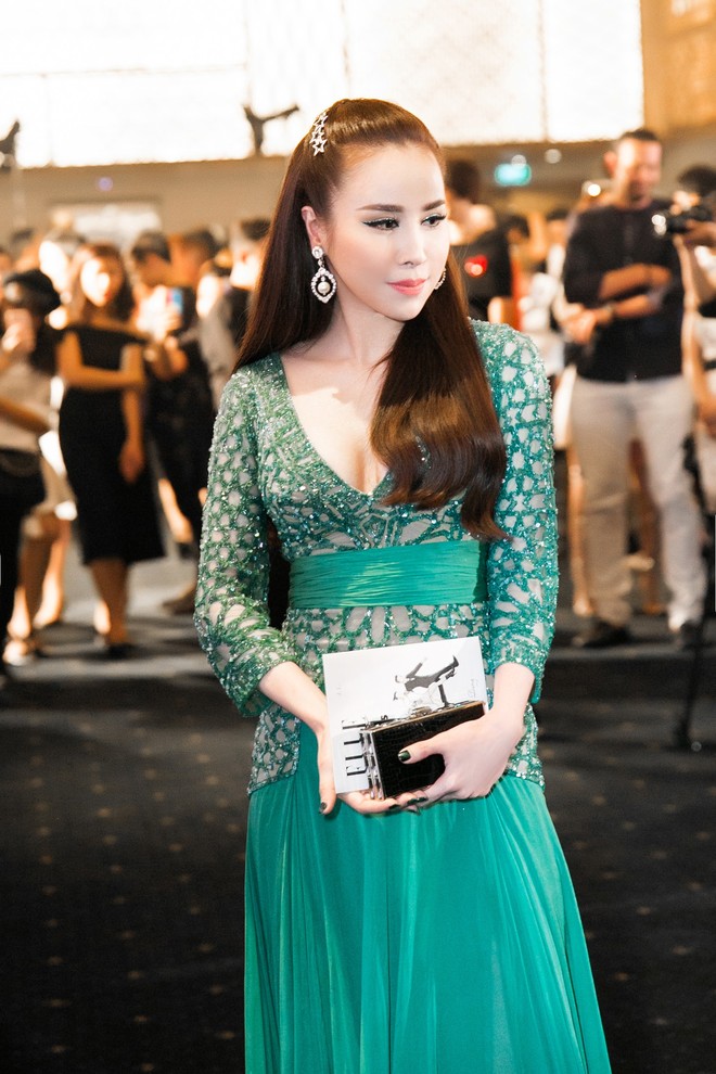 Hoa hậu Hoàng Dung khoe thân hình gợi cảm với váy khoét sâu táo bạo - Ảnh 4.