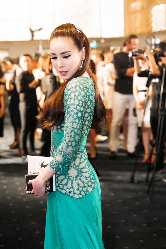 Hoa hậu Hoàng Dung khoe thân hình gợi cảm với váy khoét sâu táo bạo - Ảnh 5.