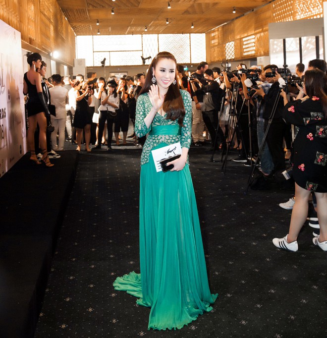 Hoa hậu Hoàng Dung khoe thân hình gợi cảm với váy khoét sâu táo bạo - Ảnh 6.