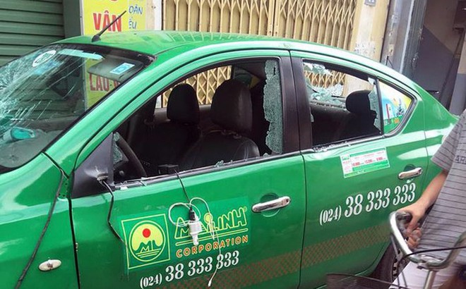 Xác định danh tính đối tượng đập nát kính xe taxi Mai Linh ở Hà Nội - Ảnh 2.