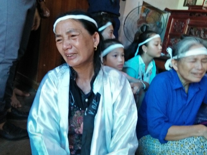 Quặn thắt nỗi đau của hai người phụ nữ trong đám tang của 3 mẹ con tử vong cùng lúc sau vụ tai nạn giao thông - Ảnh 2.