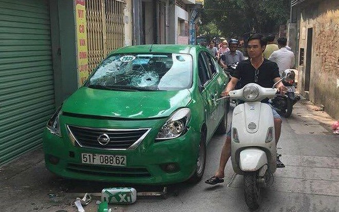 Xác định danh tính đối tượng đập nát kính xe taxi Mai Linh ở Hà Nội - Ảnh 1.