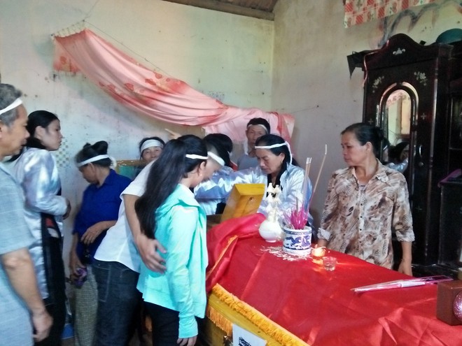 Quặn thắt nỗi đau của hai người phụ nữ trong đám tang của 3 mẹ con tử vong cùng lúc sau vụ tai nạn giao thông - Ảnh 3.