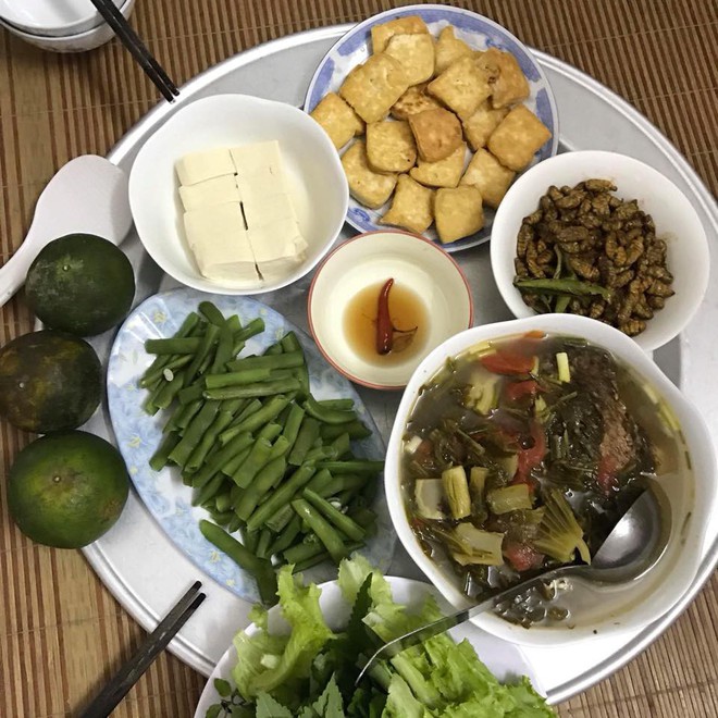 Mẹ bầu khoe mâm cơm 2 người 20k có mỗi lòng gà là chất đạm, hội chị em người khen ngon kẻ lại chê ăn thế làm sao sống nổi - Ảnh 4.