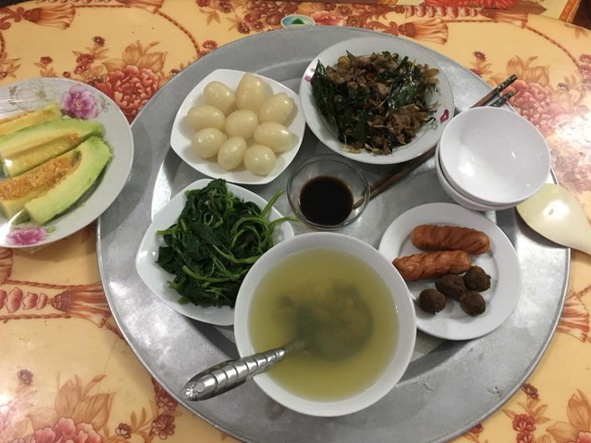 Mẹ bầu khoe mâm cơm 2 người 20k có mỗi lòng gà là chất đạm, hội chị em người khen ngon kẻ lại chê ăn thế làm sao sống nổi - Ảnh 6.