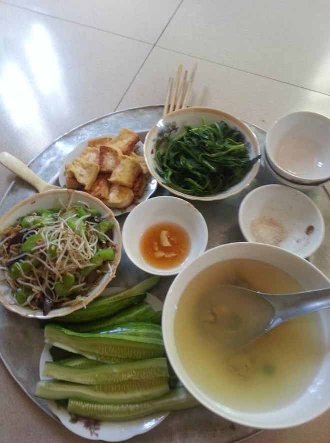 Mẹ bầu khoe mâm cơm 2 người 20k có mỗi lòng gà là chất đạm, hội chị em người khen ngon kẻ lại chê ăn thế làm sao sống nổi - Ảnh 2.