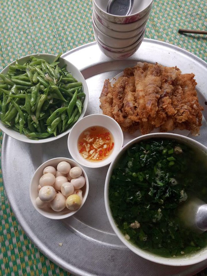 Mẹ bầu khoe mâm cơm 2 người 20k có mỗi lòng gà là chất đạm, hội chị em người khen ngon kẻ lại chê ăn thế làm sao sống nổi - Ảnh 7.