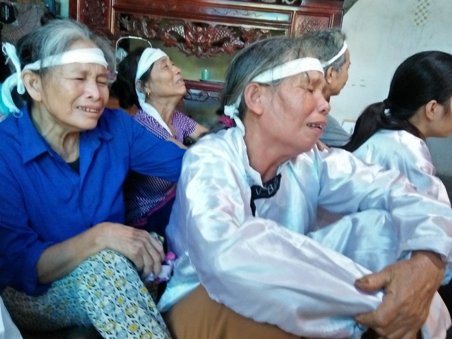 Quặn thắt nỗi đau của hai người phụ nữ trong đám tang của 3 mẹ con tử vong cùng lúc sau vụ tai nạn giao thông - Ảnh 4.