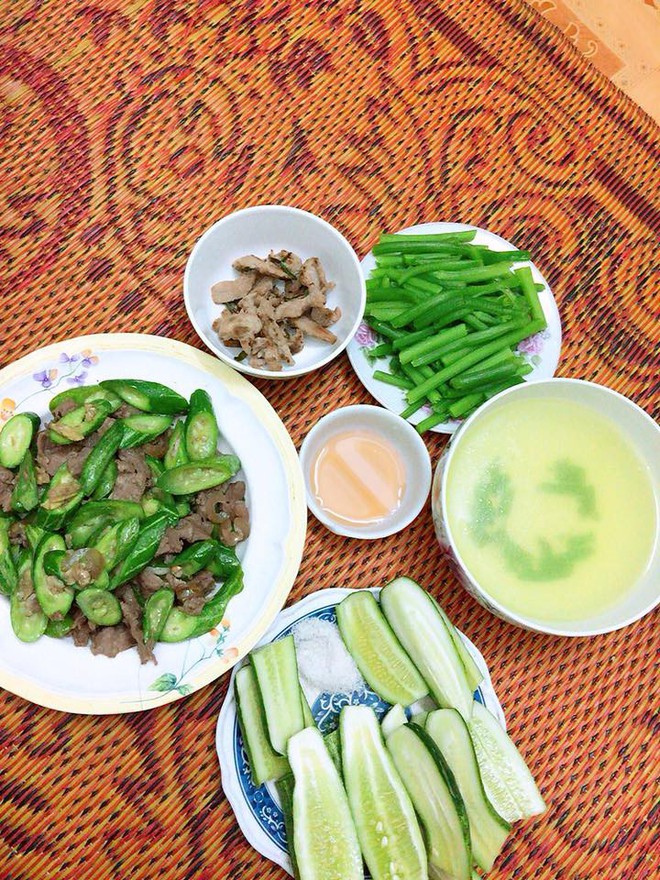 Mẹ bầu khoe mâm cơm 2 người 20k có mỗi lòng gà là chất đạm, hội chị em người khen ngon kẻ lại chê ăn thế làm sao sống nổi - Ảnh 8.