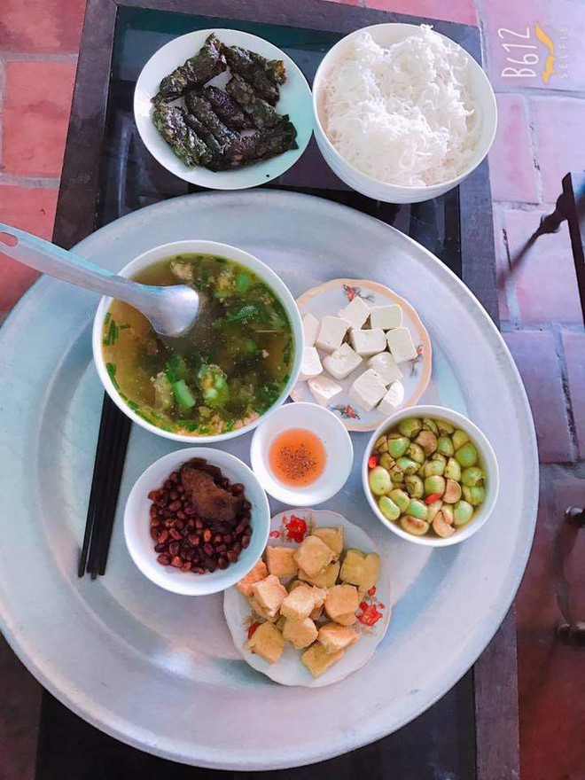 Mẹ bầu khoe mâm cơm 2 người 20k có mỗi lòng gà là chất đạm, hội chị em người khen ngon kẻ lại chê ăn thế làm sao sống nổi - Ảnh 9.