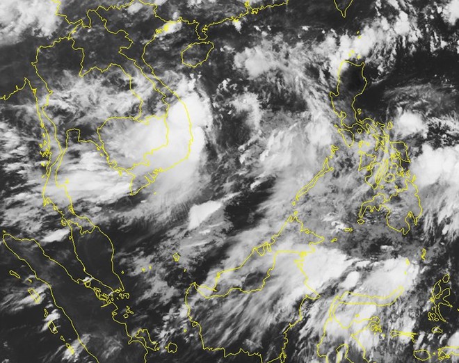 Áp thấp mạnh lên thành bão đang chạy dọc biển miền Trung - Ảnh 2.