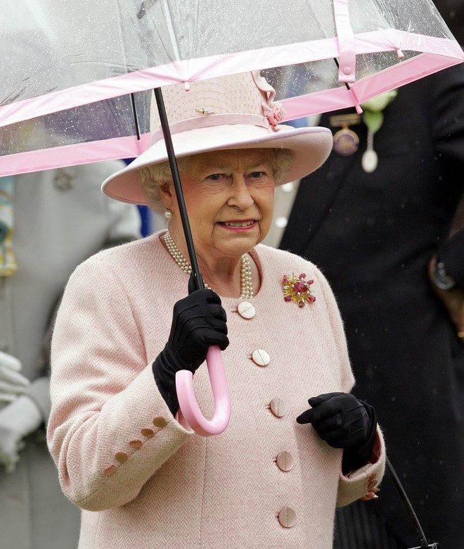 Tỉ mỉ như nữ hoàng Anh: đến chiếc ô nhỏ cũng phải ăn rơ với cả bộ trang phục - Ảnh 6.