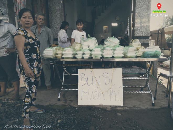 Ấm lòng Phú Tân mùa đại lễ - vùng đất dư dả tình người của miền Tây, sẵn sàng miễn phí mọi thứ cho du khách thập phương - Ảnh 6.