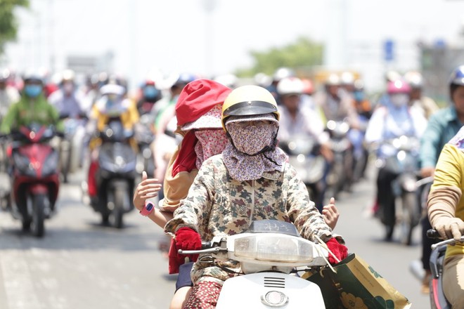 Miền Bắc bước vào đợt nắng nóng dữ dội nhất năm, Hà Nội nóng trên 30 độ C cả ngày - Ảnh 1. Miền Bắc bước vào đợt nắng nóng dữ dội nhất năm, Hà Nội nóng trên 30 độ C cả ngày - Ảnh 1.