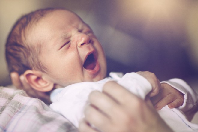 Chuyên gia lý giải vì sao trẻ sơ sinh hay ngủ ngày cày đêm - Ảnh 3.