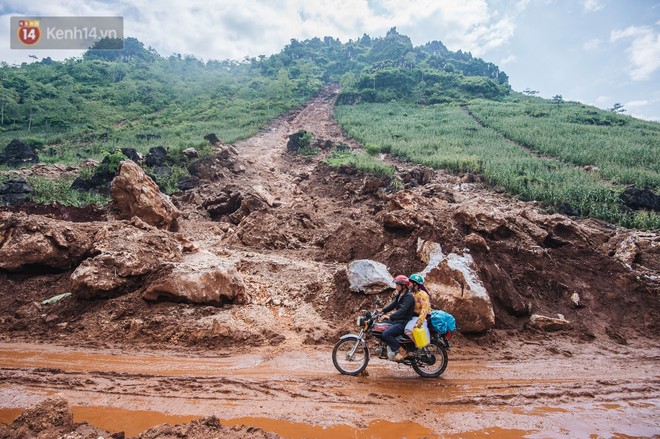 Trận lũ đau thương ở Hà Giang trong vòng 10 năm qua: Giờ đâu còn nhà nữa, mất hết, lũ cuốn trôi hết rồi... - Ảnh 1.