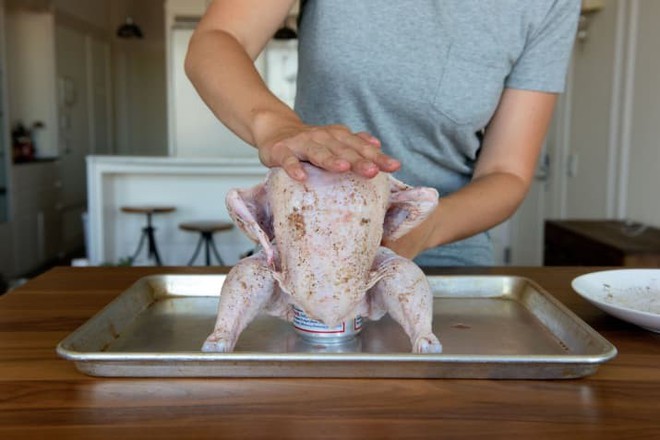 To make the skin crispy, let the chicken sit on a beer can and then put it into the oven. After 1 hour, the result is simply amazing