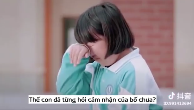 Clip dễ thương nhất hôm nay: Cô bé kể chuyện bị chó cướp mất bố, con trai yêu cầu mẹ ngừng làm nũng - Ảnh 4.