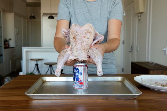 To make the skin crispy, let the chicken sit on a beer can and then put it into the oven. After 1 hour, the result is simply amazing