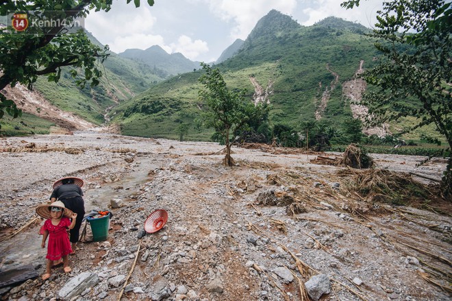 Trận lũ đau thương ở Hà Giang trong vòng 10 năm qua: Giờ đâu còn nhà nữa, mất hết, lũ cuốn trôi hết rồi... - Ảnh 6.