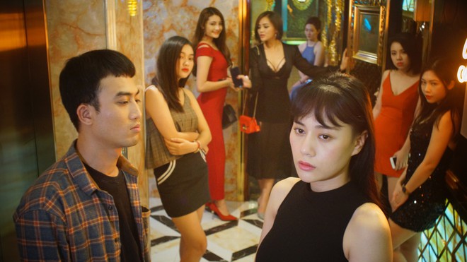 Choáng váng với loạt cảnh quay kiểm tra thân thể và câu thoại ngực hồng, đùi thon, mông khít trong phim Việt - Ảnh 3.