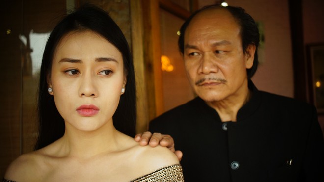 Choáng váng với loạt cảnh quay kiểm tra thân thể và câu thoại ngực hồng, đùi thon, mông khít trong phim Việt - Ảnh 4.