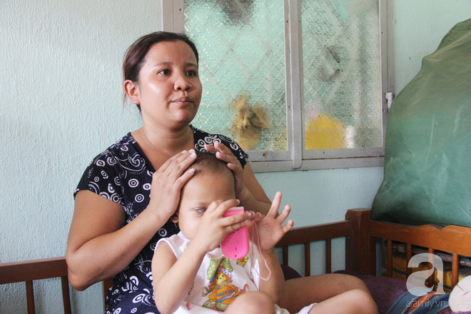 Xót cảnh bé gái 3 tuổi bị ung thư mắt, bố mẹ nghèo dành dụm tiền chở phân bò mong tìm lại ánh sáng cho con trong vô vọng - Ảnh 4.