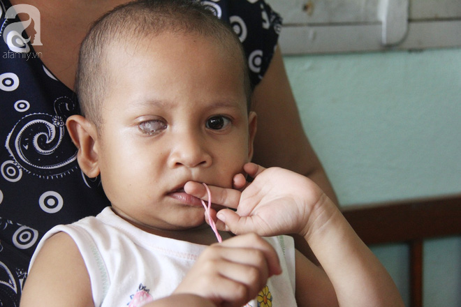Xót cảnh bé gái 3 tuổi bị ung thư mắt, bố mẹ nghèo dành dụm tiền chở phân bò mong tìm lại ánh sáng cho con trong vô vọng - Ảnh 5.