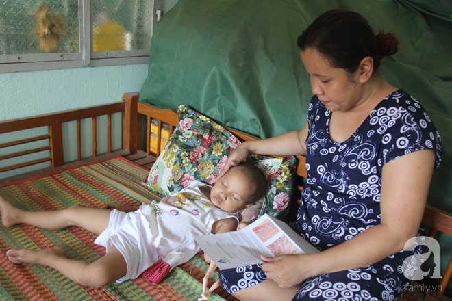 Xót cảnh bé gái 3 tuổi bị ung thư mắt, bố mẹ nghèo dành dụm tiền chở phân bò mong tìm lại ánh sáng cho con trong vô vọng - Ảnh 6.