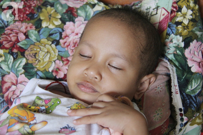 Xót cảnh bé gái 3 tuổi bị ung thư mắt, bố mẹ nghèo dành dụm tiền chở phân bò mong tìm lại ánh sáng cho con trong vô vọng - Ảnh 8.