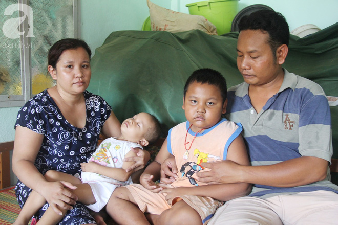 Xót cảnh bé gái 3 tuổi bị ung thư mắt, bố mẹ nghèo dành dụm tiền chở phân bò mong tìm lại ánh sáng cho con trong vô vọng - Ảnh 15.