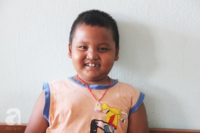 Xót cảnh bé gái 3 tuổi bị ung thư mắt, bố mẹ nghèo dành dụm tiền chở phân bò mong tìm lại ánh sáng cho con trong vô vọng - Ảnh 14.