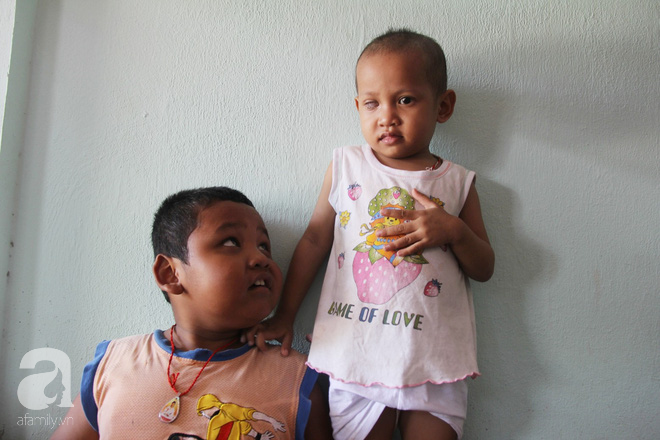 Xót cảnh bé gái 3 tuổi bị ung thư mắt, bố mẹ nghèo dành dụm tiền chở phân bò mong tìm lại ánh sáng cho con trong vô vọng - Ảnh 7.