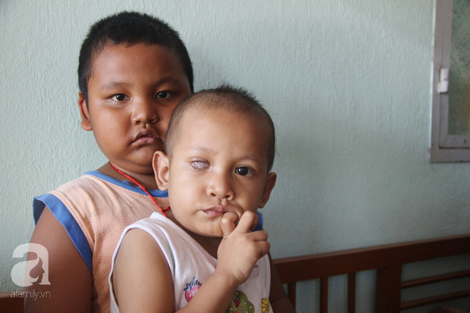 Xót cảnh bé gái 3 tuổi bị ung thư mắt, bố mẹ nghèo dành dụm tiền chở phân bò mong tìm lại ánh sáng cho con trong vô vọng - Ảnh 13.