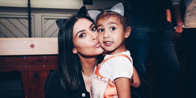 Mới 5 tuổi nhưng con gái Kim Kardashian đã được tặng quà sinh nhật toàn túi hàng hiệu đắt tiền - Ảnh 1.