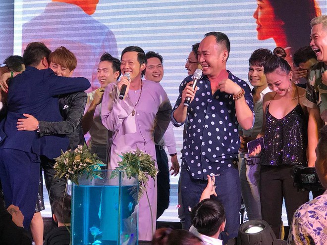 Sau ồn ào tố Trường Giang vô ơn, Hứa Minh Đạt xuất hiện cùng Hoài Linh trong đám cưới đồng nghiệp - Ảnh 3.
