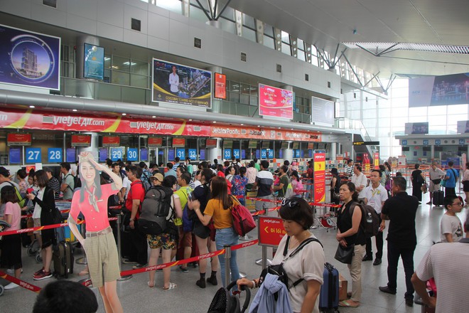 Thông báo chuyến bay bị hủy, nữ nhân viên hàng không bị hành khách ném điện thoại vào mặt chảy máu - Ảnh 1.