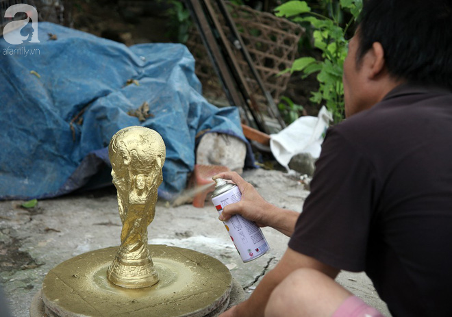 Đôi vợ chồng U60 thu 240 triệu đồng/tháng nhờ sản xuất cúp vàng World Cup siêu rẻ tại Bát Tràng - Ảnh 12.