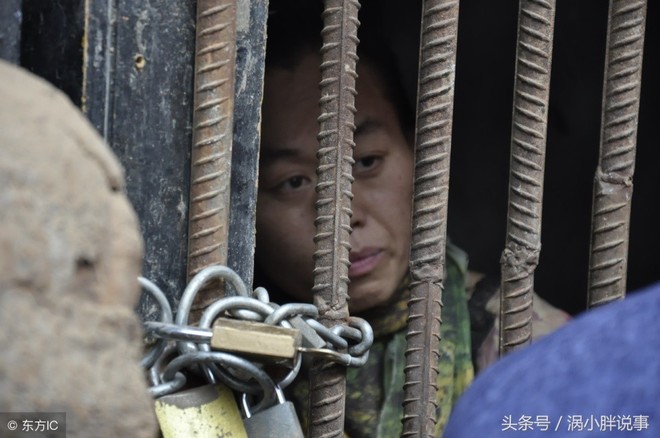 Trung Quốc: Chua xót mẹ già nhốt con gái trong lồng gỗ vì căn bệnh lạ - Ảnh 1.