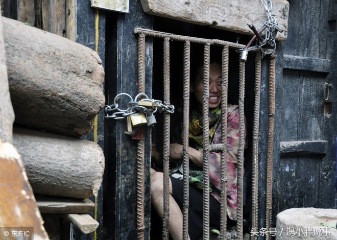 Trung Quốc: Chua xót mẹ già nhốt con gái trong lồng gỗ vì căn bệnh lạ - Ảnh 2.